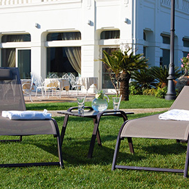 Lettini modello Comfort in giardino