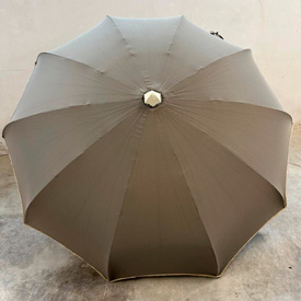 Ombrellone mod. Borgo stecca curva ø220/10 talpa, bordino ecrù, senza bastone sotto.