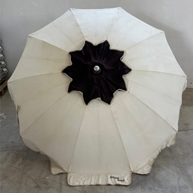Ombrellone in alluminio 200/10, modello Fiore con soffietto antivento, colore panna cappello marrone, con scritta Hibiscus Beach.