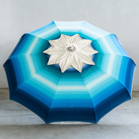 Ombrellone modello Stella 200/10 alluminio, stecca curva sfumato blu-celeste-bianco, cappello bianco, telaio nuovo, senza bastone sotto.