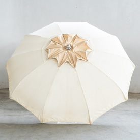 Ombrellone 200/10 alluminio, stecca curva corpo color panna, cappello beige senza bastone sotto.