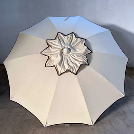 Ombrellone 220/10 modello Stella corpo panna, cappello panna, bordino marrone, nuovi senza bastone sotto.