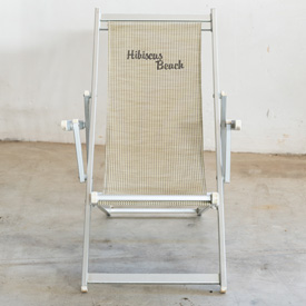 Sdraio in alluminio retato ecru/marrone con scritta Hibiscus Beach.