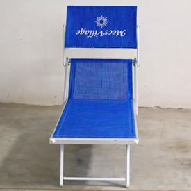 Lettino alluminio 2 posizioni senza compassi colore blu con scritta sul tettino.