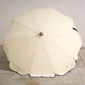 Ombrellone alluminio 180/10 colore ecru, bordino blu senza bastone sotto.