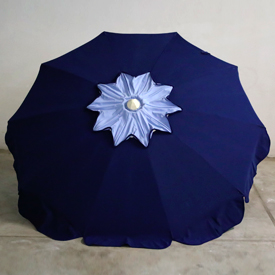 Ombrellone in alluminio 200/10 - Modello fiore corpo blu, cappello grigio perla - Seminuovo (1 stagione) senza bastone sotto.