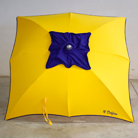 Ombrellone modello stella, 170x170 corpo giallo cappello blu, scritta Il Delfino senza bastone sotto.